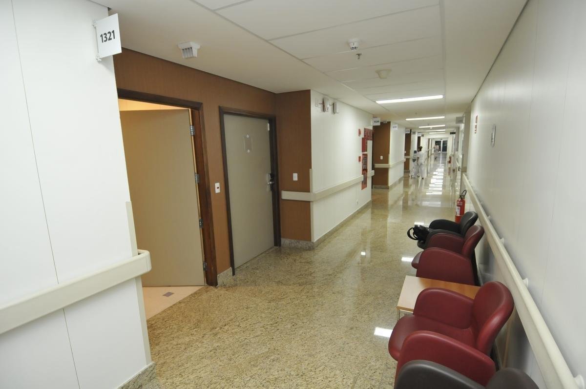 Neymar passar por cirurgia e ficar internado no Hospital Mater Dei, em Belo Horizonte. Craque do PSG e da Seleo Brasileira ser instalado no 13 andar e usufruir de sute com toda estrutura para a famlia