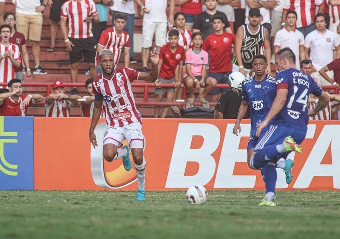 Fotos de Nutico x Cruzeiro no estdio dos Aflitos, em Recife, pela 7 rodada da Srie B