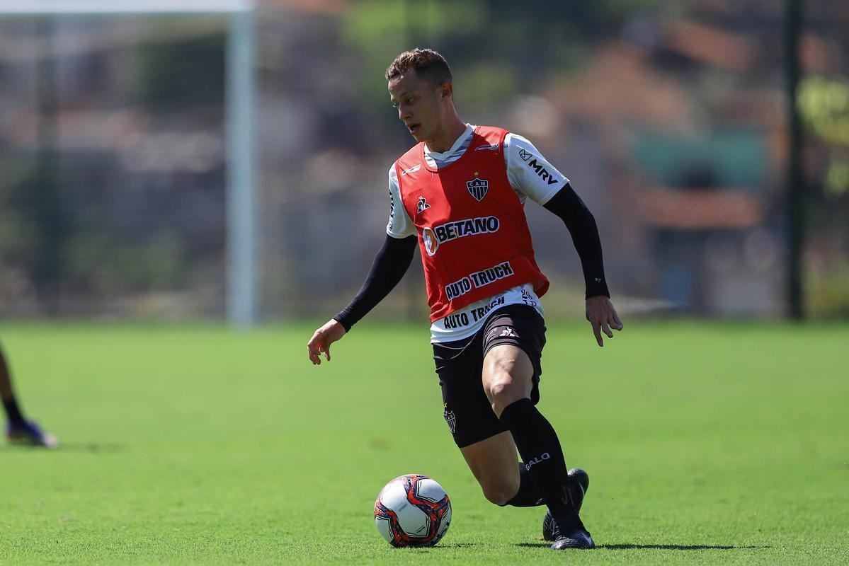 Fotos do coletivo entre profissionais e sub-20 do Atltico