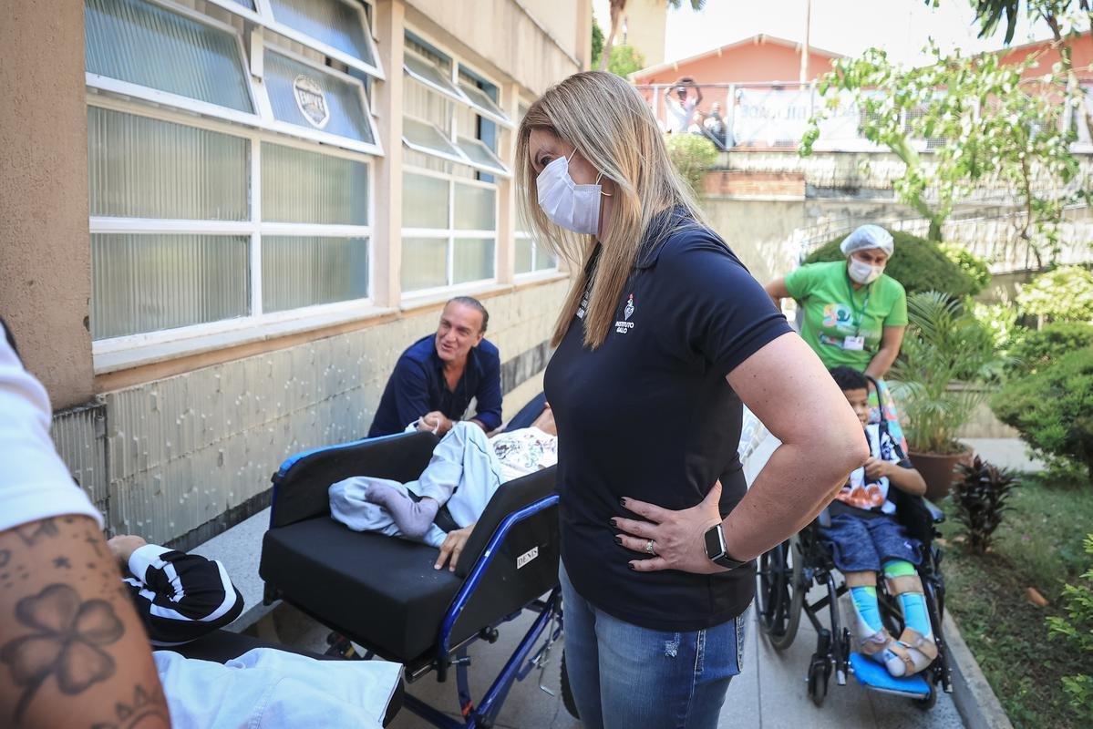 Jogadores do Atltico visitam Ncleo Assistencial Caminhos para Jesus