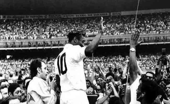 Em 1969, Pel foi coroado antes de uma partida entre Atltico x Santos, no Mineiro