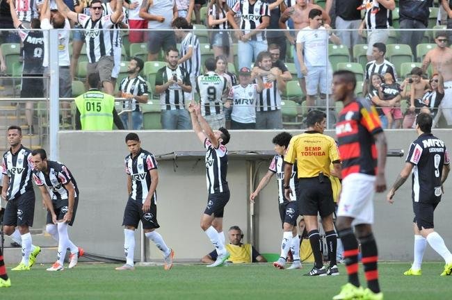 Atleticanos comemoram primeiro gol sobre o Flamengo, marcado contra pelo zagueiro Marcelo