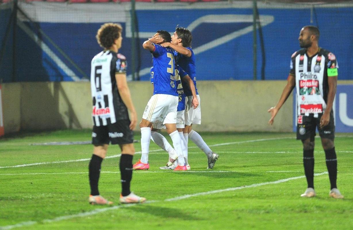 Imagens de Cruzeiro x Operrio, na Arena do Jacar, em Sete Lagoas, pela 24 rodada da Srie B