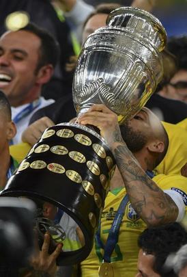 Seleção Brasileira derrota Peru por 3 a 1, conquista Copa América e ergue a taça no Maracanã; veja as fotos da festa do Brasil