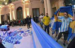 Velrio de Diego Armando Maradona na Casa Rosada, sede do governo argentino, em Buenos Aires. Ao longo desta quinta-feira (26/11), despedida dos fs rendeu imagens marcantes: choro, homenagens e at rivais se consolando pela partida do dolo. Maradona morreu aos 60 anos aps uma parada cardiorrespiratria.