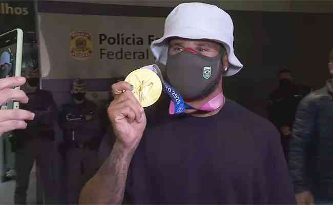 Com a medalha de ouro, Ítalo Ferreira chegou ao Brasil e ressaltou forte preparação 