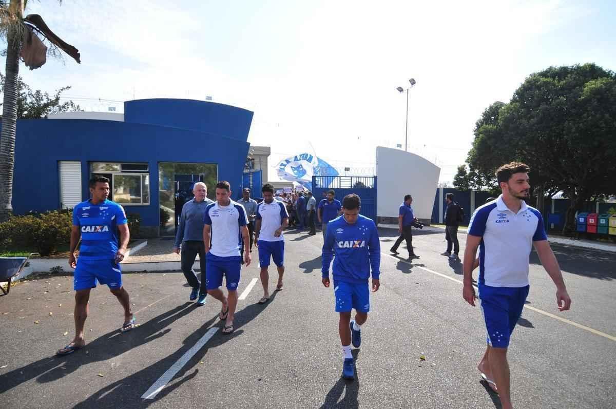 Antes do ltimo treinamento visando ao jogo contra o Grmio, os jogadores do Cruzeiro receberam apoio de torcedores na porta da Toca da Raposa II. O capito Henrique foi o porta-voz do elenco com os cruzeirenses. Alm dele, participaram da reunio o zagueiro Leo, o goleiro Rafael, o meia Robinho, o volante Lucas Romero e o meia Thiago Neves.