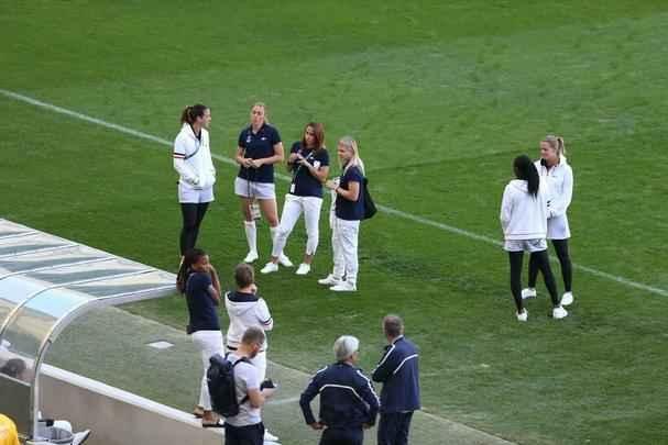 Jogadoras francesas foram bem mais discretas e apenas contemplaram o Mineiro