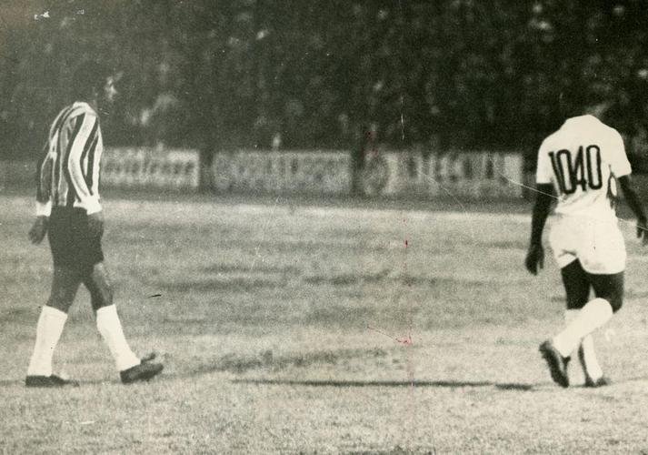 Pelé vestindo a camisa com o número 1040, no jogo entre Grêmio e Santos. Na partida, ele marcou o seu gol de numero 1040, em homenagem à Rádio Tupi, de São Paulo. O Rei vestiu a camisa com o número da emissora