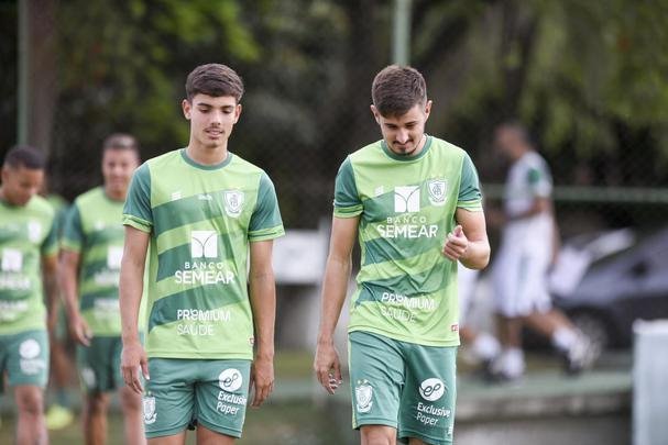 Lisca foi apresentado, conversou com jogadores e assistiu ao treino do Amrica