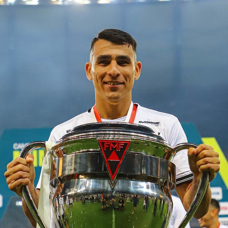 Primeiro ttulo - Menos de dois meses de Atltico. Esse foi o tempo necessrio para Junior Alonso conquistar o seu primeiro ttulo pelo Galo. Ele foi campeo mineiro em 2020, sob comando de Jorge Sampaoli.