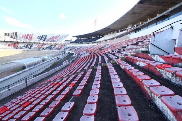 Grama nova foi plantada no último mês, em novembro, e já brotou, mas a aparência, até o momento, é de folhas ainda secas