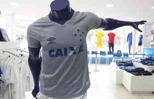 Imagens da nova camisa do Cruzeiro j  venda na loja oficial do clube