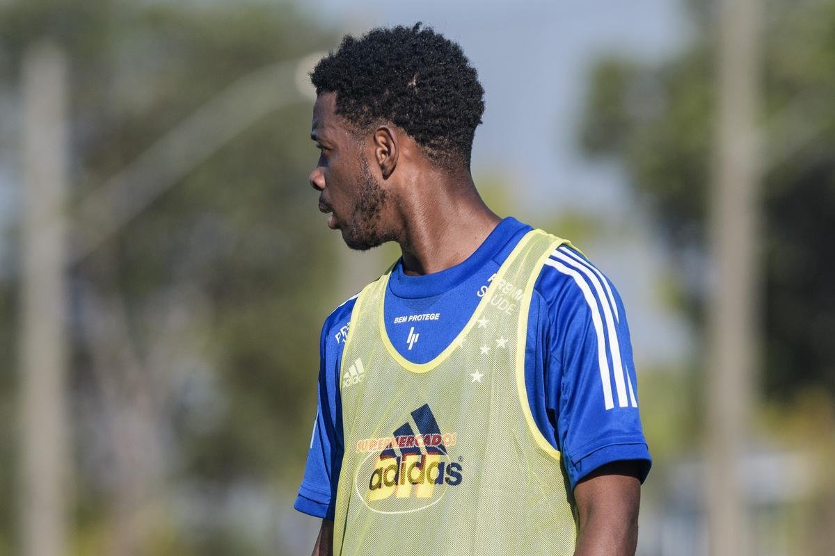 Fotos do primeiro treino do Cruzeiro, na Toca da Raposa II, sob o comando de Ney Franco. Treinador de 54 anos foi oficializado nesta quarta-feira