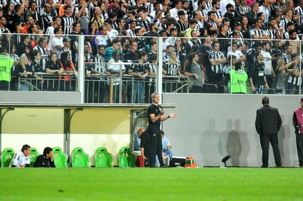 Galo deslanchou no segundo tempo com gols de Fbio Santos, de pnalti, e Vinicius
