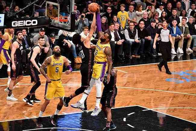 Lakers e Nets so apontados por muitos como os principais favoritos ao ttulo