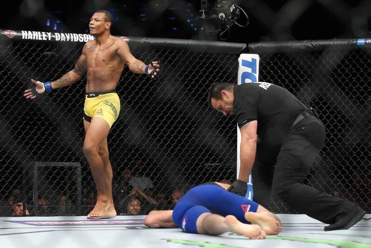 Alex Cowboy venceu Ryan LaFlare por nocaute, no segundo round