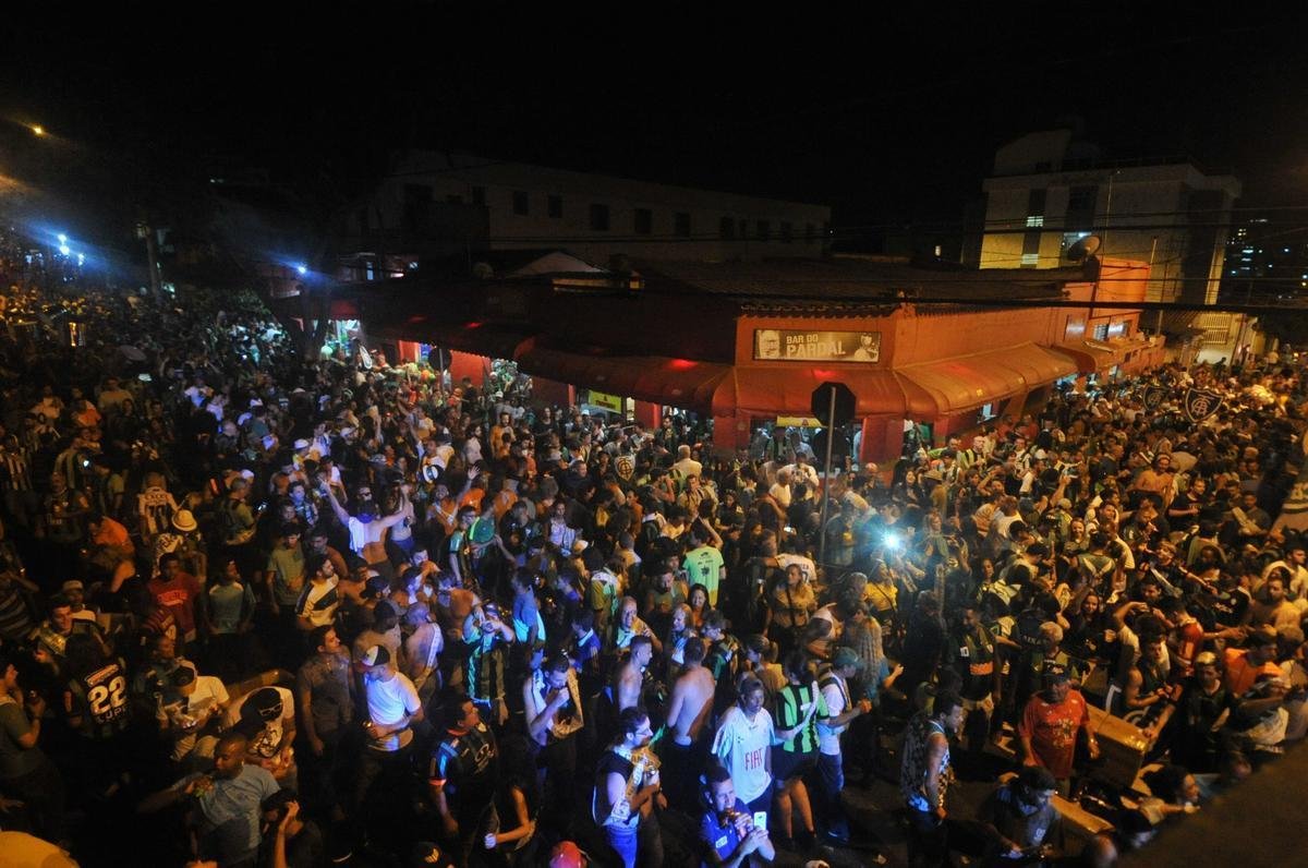 Logo depois da conquista do bi, torcedores do Amrica invadiram Rua Pitangui, ao lado do Independncia, para festejar. Um trio eltrico agitou a noite no bairro Horto