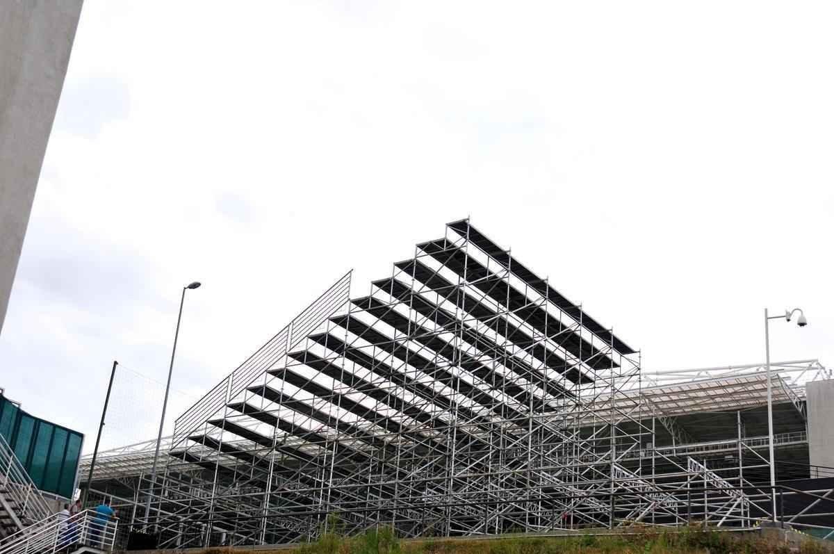 Fotos das obras de instalao de arquibancadas mveis no estdio Independncia