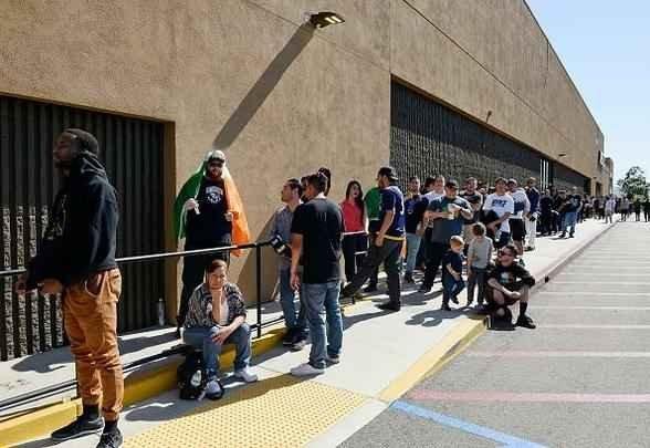 Com presença de imprensa e fãs, Conor McGregor e Nate Diaz participam de conferência em Los Angeles e esquentam clima para duelo no UFC 196