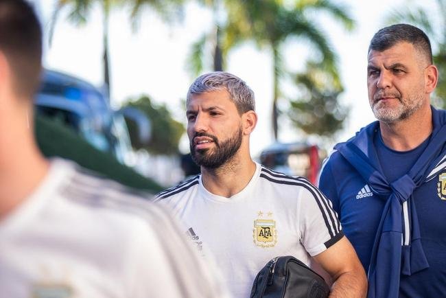 Messi na chegada  Toca da Raposa II, centro de treinamento do Cruzeiro