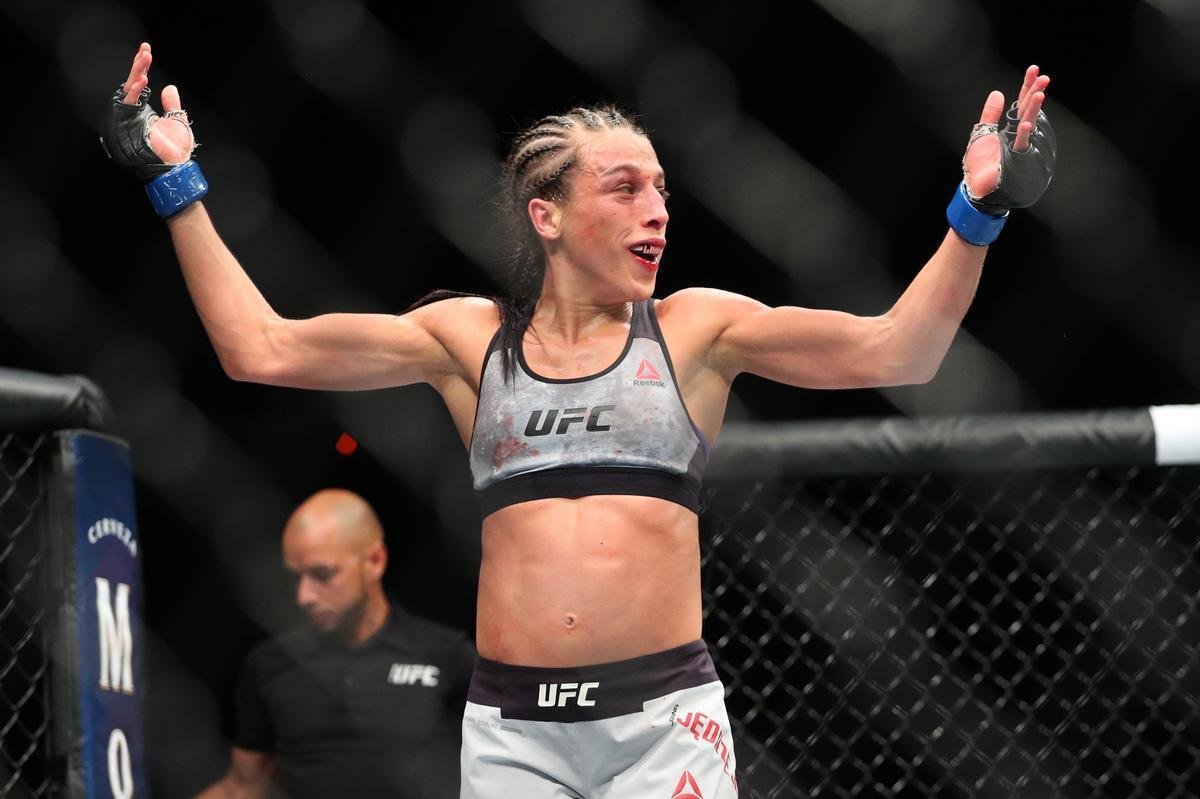 Em revanche na luta coprincipal, Rose Namajunas venceu Joanna Jedrzejczyk por deciso unnime e manteve o cinturo do peso palha