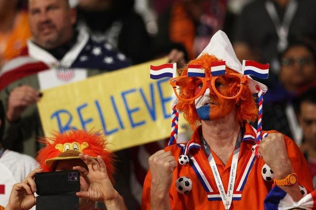 Os torcedores no duelo entre Holanda e Estados Unidos, pelas oitavas de final da Copa do Mundo.