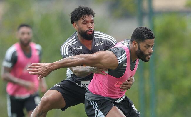 Otávio (esq) e Hulk (dir), do Atlético, durante treino na Cidade do Galo