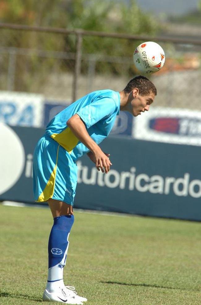 Zagueiro Maicon em seu incio de carreira no Cruzeiro, no ano de 2007. 