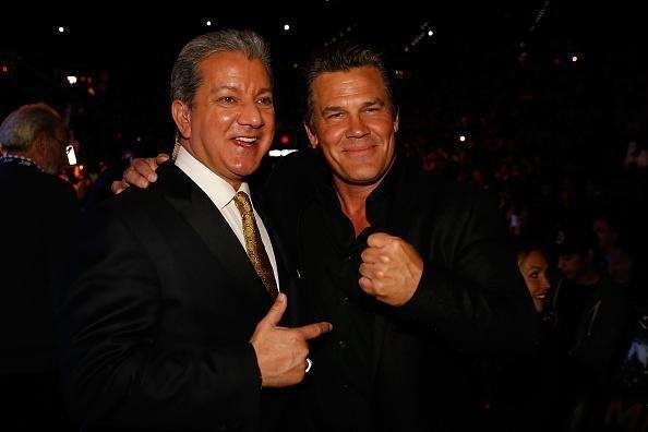 Astros presentes no UFC 196 - Locutor Bruce Buffer ao lado do ator Josh Brolin