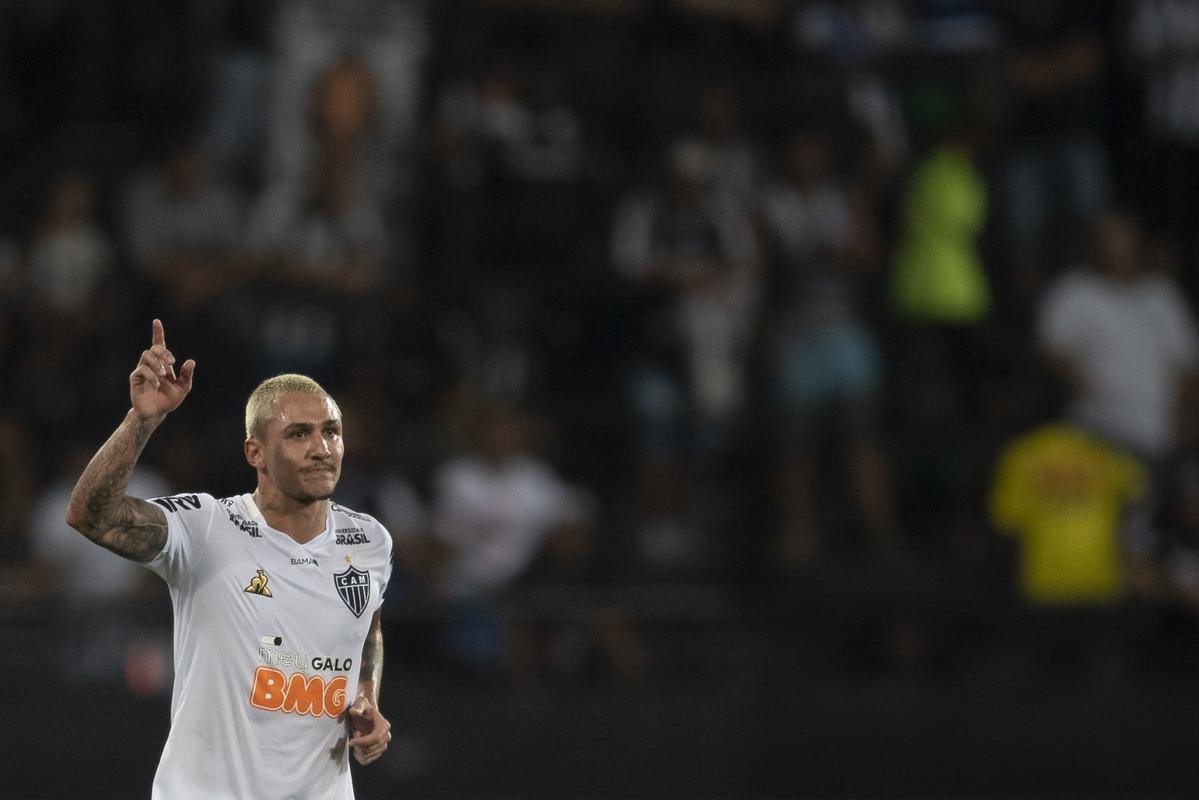 Vincius marcou o gol do Atltico no primeiro tempo, depois de galha da defesa do Botafogo