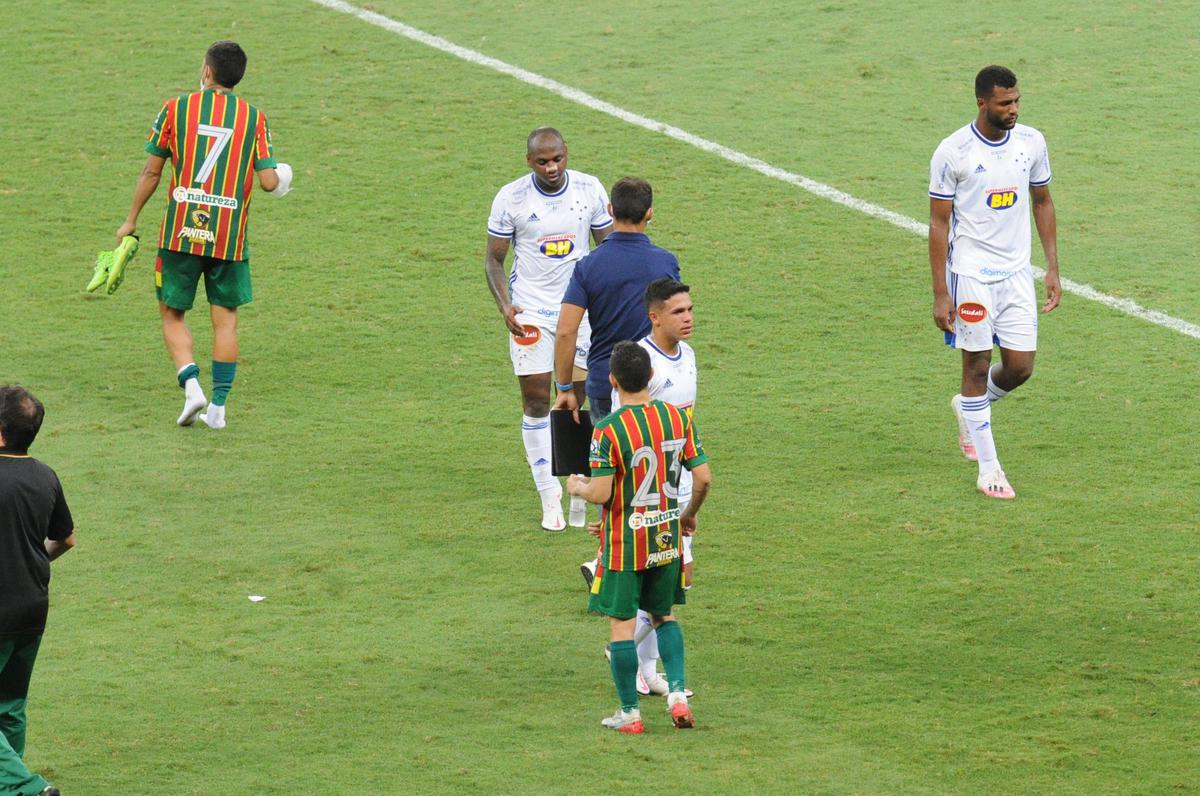 Jogadores do Cruzeiro deixam campo cabisbaixos aps derrota para o Sampaio Corra por 2 a 1