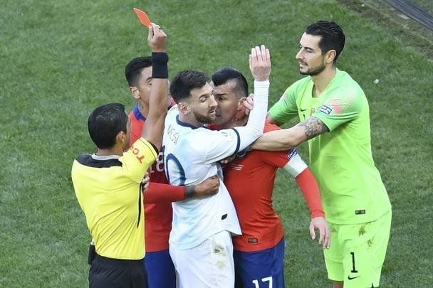 Medel deu peitadas em Messi durante primeiro tempo de Argentina e Chile, e ambos foram expulsos pelo rbitro paraguaio Mario Daz de Vivar. Torcida na Arena Corinthians vaiou a deciso do juiz.