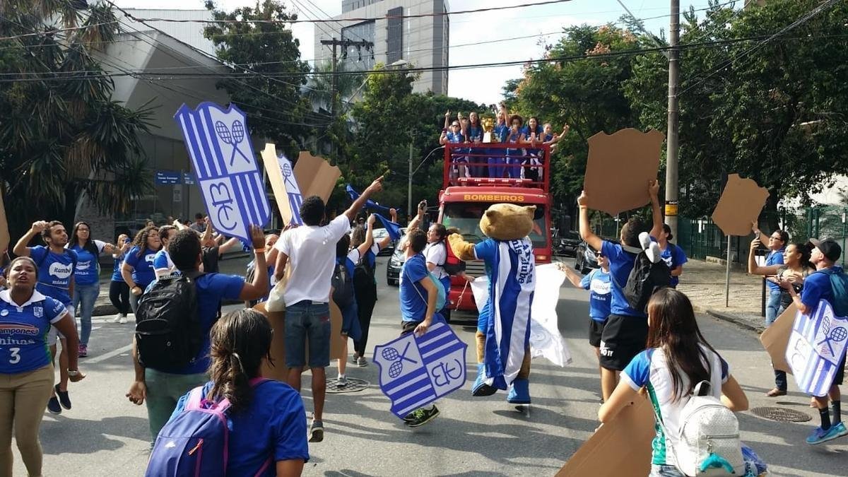 Jogadoras do Minas desfilam em carro aberto pelas ruas de Belo Horizonte aps conquista do tri da Superliga Feminina de Vlei