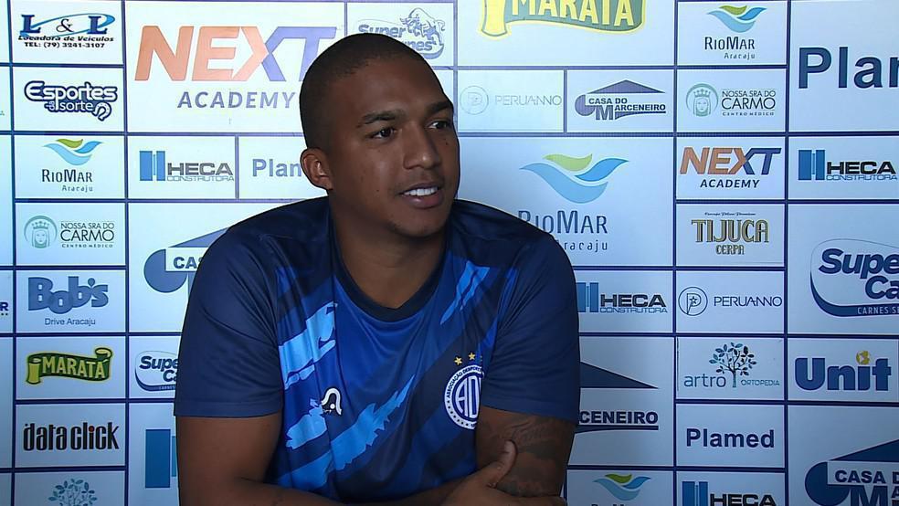 Danilo Pires - O volante de 28 anos jogou pelo Atltico em 2015. Participou de 10 partidas e no marcou gol. Nesta temporada, atuou em 24 jogos e marcou dois gols. Neste ms, o volante operou o ligamento cruzado anterior do joelho e no atuar mais nesta Srie B.