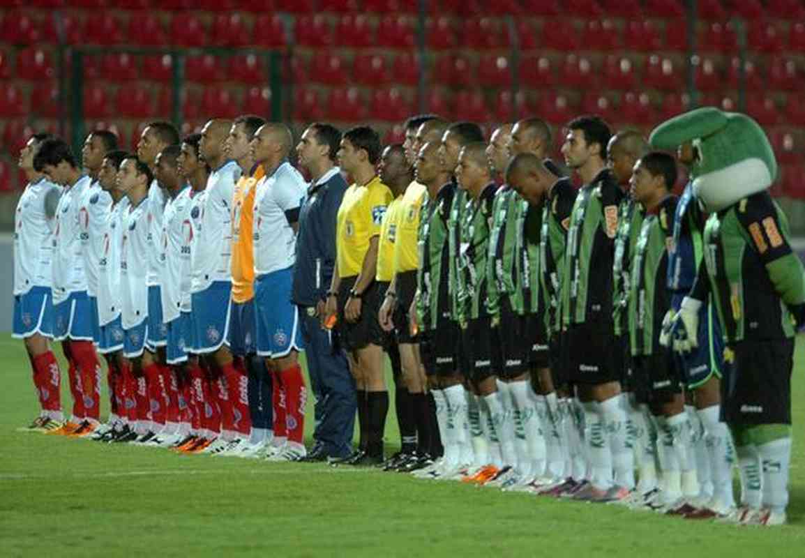 Jogadores perfilados antes da partida de estreia do Amrica na Srie A, contra o Bahia, na Arena do Jacar