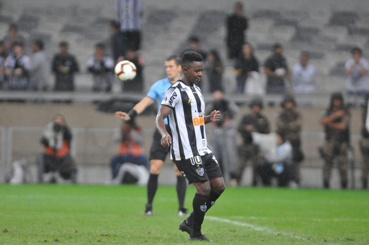 Atltico perdeu por 4 a 3 para o Coln nos pnaltis e foi eliminado da Copa Sul-Americana. Goleiro argentino Burin defendeu penalidades de Rver e Cazares