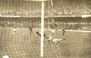 26/11/1967 - Lance do jogo entre Atlético e Cruzeiro, válido pela final do Campeonato Mineiro, no Mineirão.