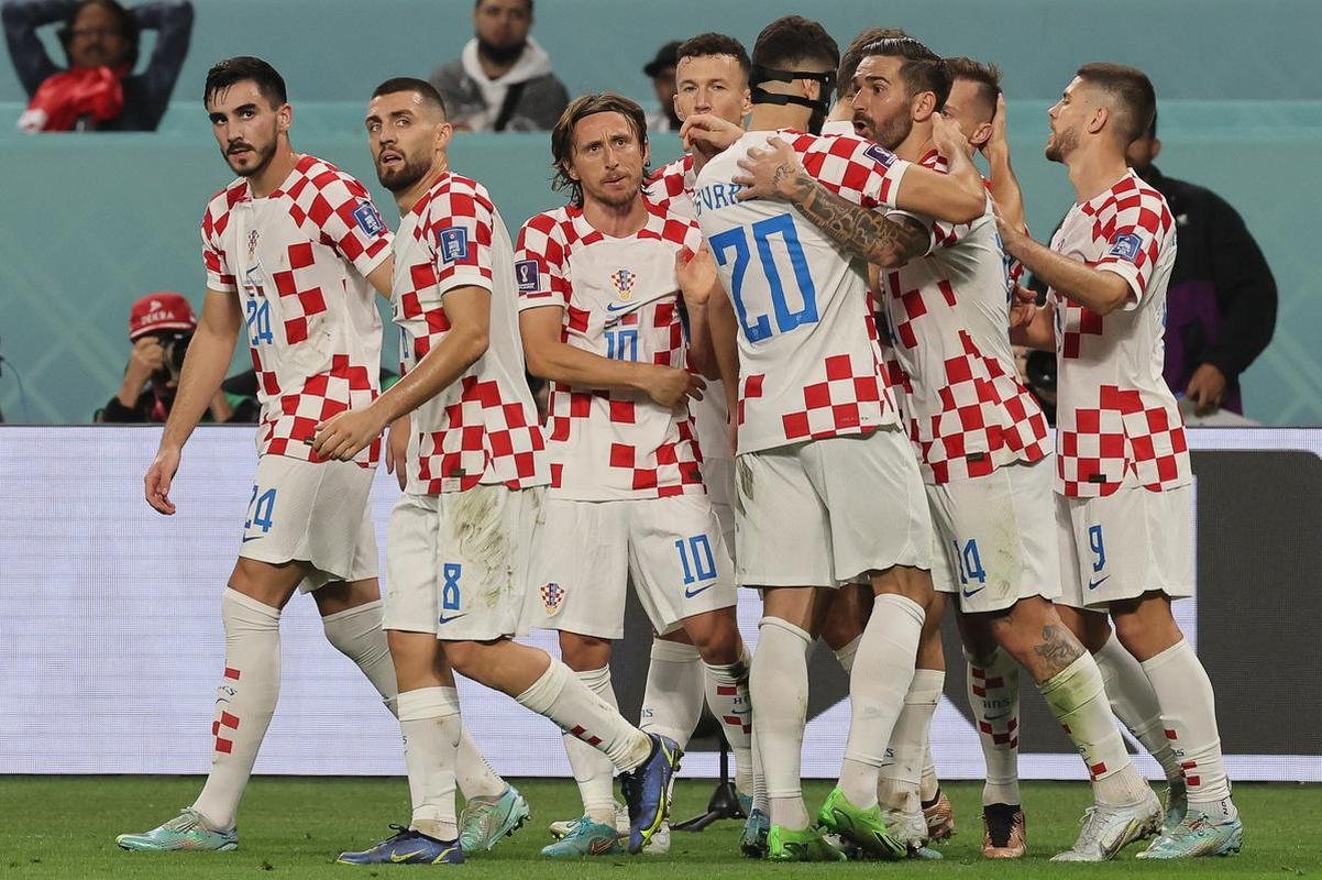 Josko Gvardiol abriu o placar para a Crocia sobre o Marrocos com um lindo gol de cabea: 1 a 0