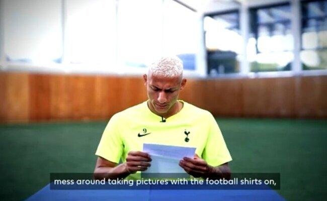 Premier League divulga v�deo em que Richarlison l� carta de torcedor brasileiro ap�s racismo: 'Lutar e resistir'