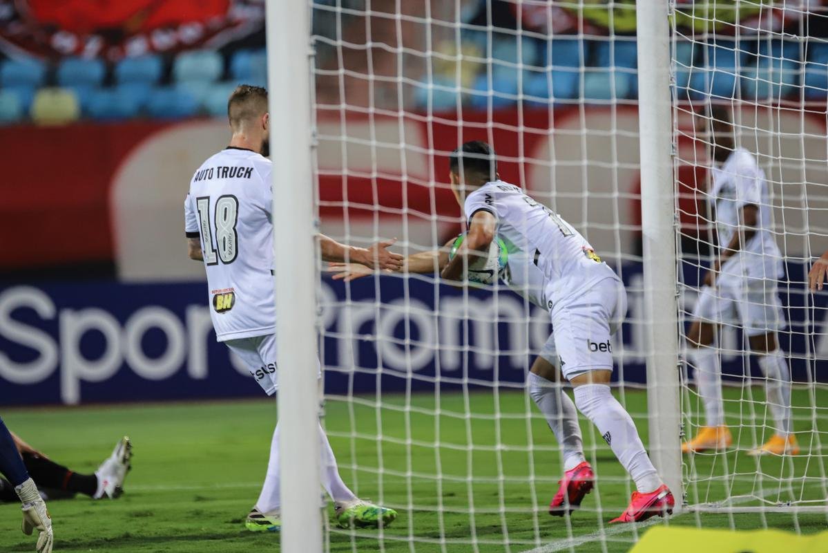 Atltico venceu Atltico-GO por 4 a 3, com gols de Keno (3) e Nathan. Time assumiu liderana do Brasileiro, com 21 pontos