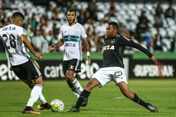 Com atuao ruim, Atltico  derrotado pelo Coritiba, por 2 a 0, no Couto Pereira, e fica mais distante do ttulo do Campeonato Brasileiro