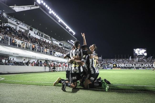 Fotos do jogo entre Santos e Atltico na Vila Belmiro, em Santos, pela 30 rodada do Campeonato Brasileiro