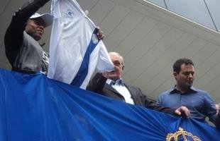 Novo reforo do Cruzeiro, Jlio Baptista foi recepcionado pelo presidente Gilvan de Pinho Tavares e acenou para torcedores da sacada da sede administrativa no Barro Preto