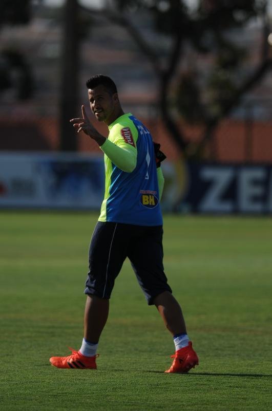 Jogadores do Cruzeiro se reapresentaram nesta sexta-feira, na Toca da Raposa II, aps a conquista do pentacampeonato da Copa do Brasil. Mano j disse que Robinho e Raniel esto vetados para enfrentar o Corinthians no domingo, s 16h, no Mineiro, pelo Brasileiro. Os provveis substitutos sero Rafinha e Rafael Sobis.