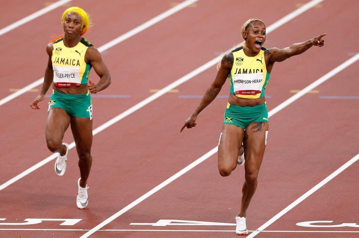 Fotos espetaculares da vitria da jamaicana Elaine Thompson-Herah nos 100m rasos dos Jogos Olmpicos de Tquio com o tempo de 10s61. A velocista quebrou o recorde olmpico e comandou o pdio jamaicano ao lado de Ann Fraser-Pryce, prata, e Shericka Jackson, bronze.