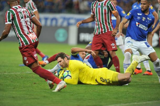 Cruzeiro derrotou Fluminense por 2 a 1, com gols de Raniel e Ayrton Lucas (contra); Henrique, tambm contra, descontou para os cariocas
