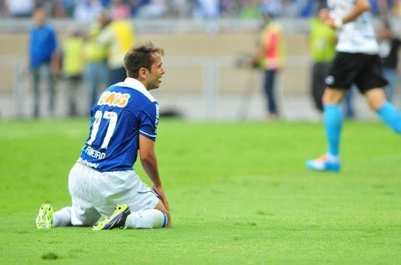 Partida vlida pela 33 rodada do Brasileiro, no Mineiro