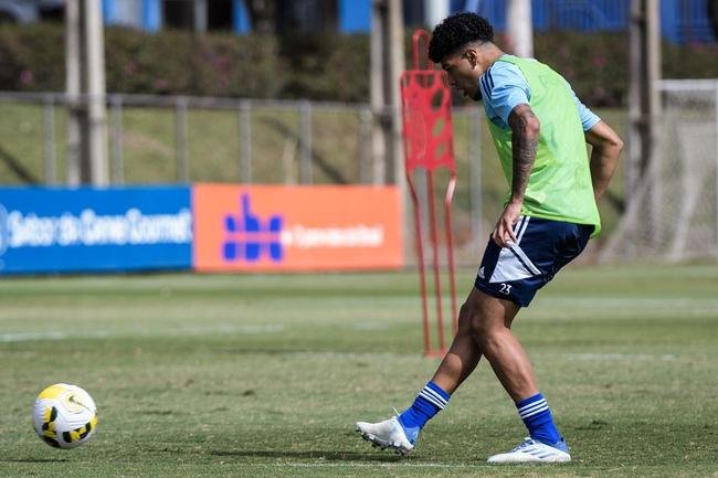 Fotos do treino do Cruzeiro neste domingo, na Toca da Raposa II. As novidades foram as presenas do atacante Rafa Silva, recuperado de incmodo no p direito, e dos recm-contratados Luis Felipe (zagueiro, ex-PSV da Holanda) e Bruno Rodrigues (atacante, ex-Famalico de Portugal)