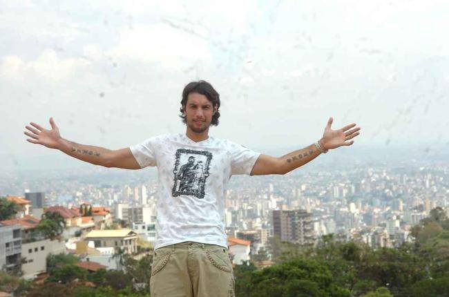 Carini - 2009: depois de jogar na Europa, Carini chegou ao Atltico em setembro de 2009. No Galo, adotou a camisa negra nos jogos. Teve altos e baixos durante sua passagem pela meta alvinegra. Disputou 19 jogos e sofreu 30 gols. Rescindiu amigavelmente em julho de 2010